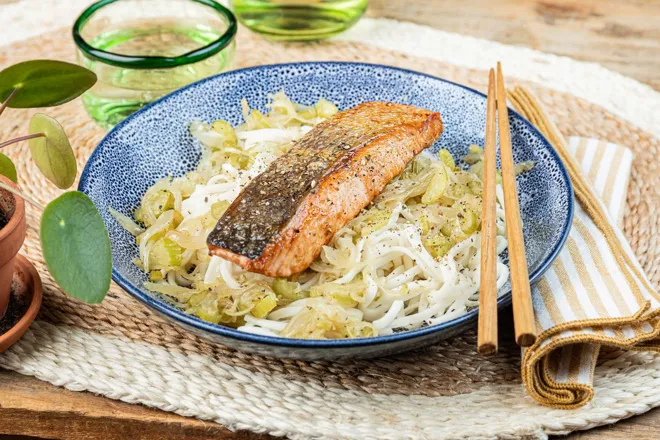 Saumon caramélisé à la sauce soja et huile de sésame, nouilles aux légumes