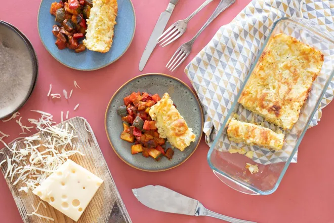 Gâteau de pommes de terre à l'emmental et ratatouille de légumes