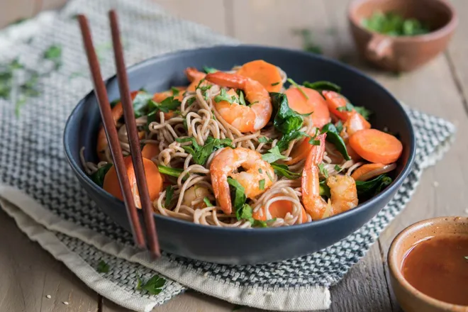 Wok de soba aux crevettes et sauce aigre-douce