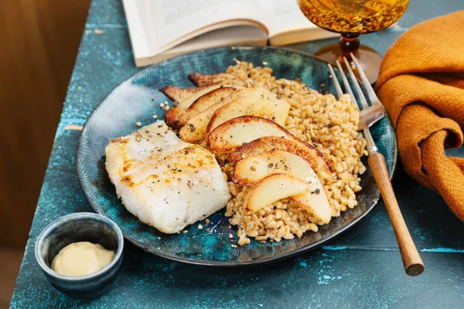 Poisson blanc (selon arrivage) au coing poêlé et jus réduit citron gingembre