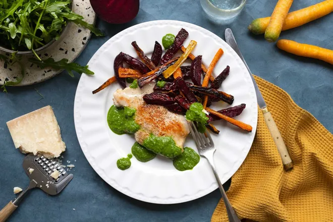 Escalopes de dinde au pesto d'épinards et frites de légumes (betterave rouge et duo de carottes)