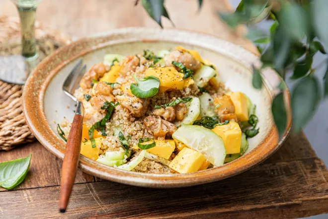 Salade de quinoa à la mangue et concombre au basilic et poulet au sésame