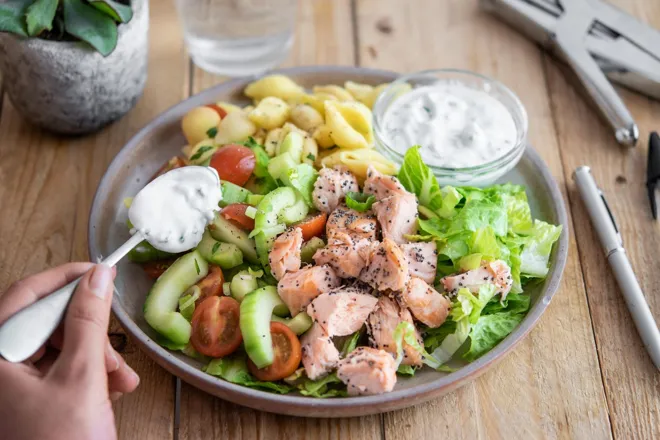 Salade romaine, saumon au pavot, pâtes conchiglie, tomates cerise