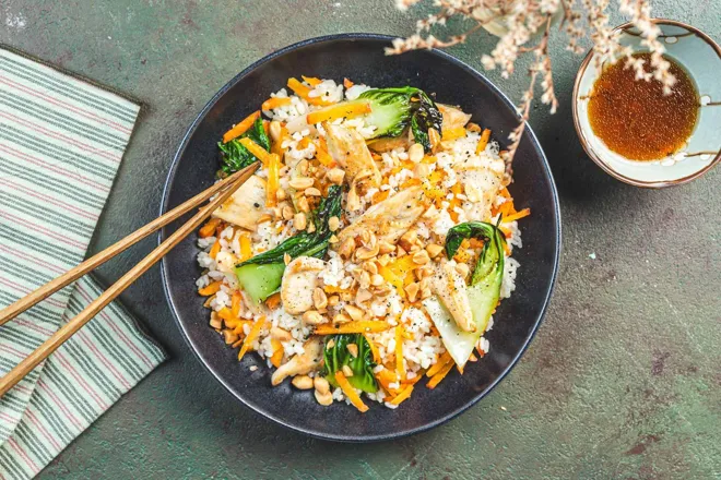 Salade de chou pak choy au poulet et cacahuètes