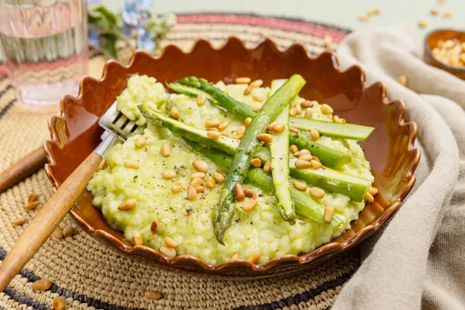 Risotto à la crème de petits pois, asperges et pignon de pin