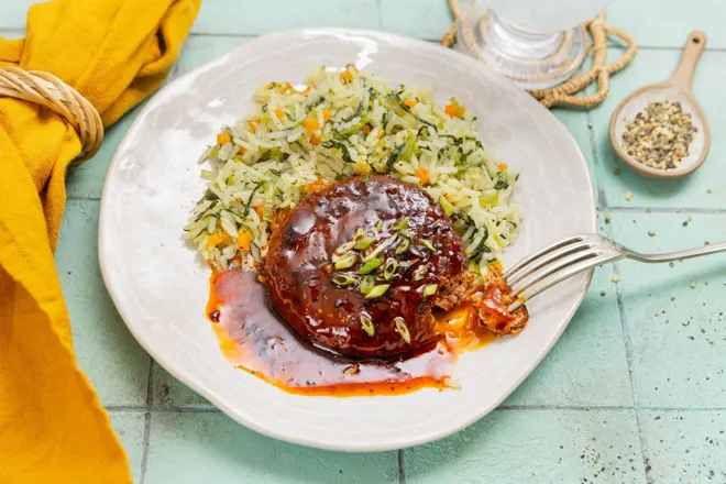 Steak végétal laqué à la sriracha pimentée et au miel