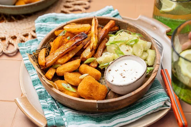 Nuggets végétaux sauce ranch façon Quitoque, potatoes et salade