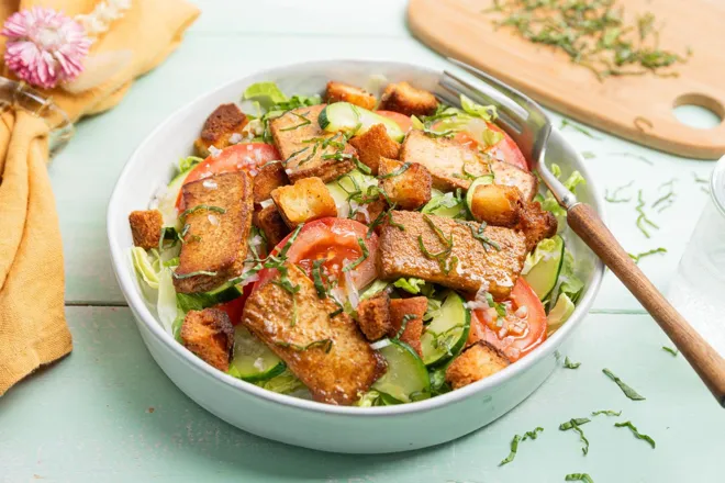 Salade de tofu au vinaigre balsamique, courgette et croûtons