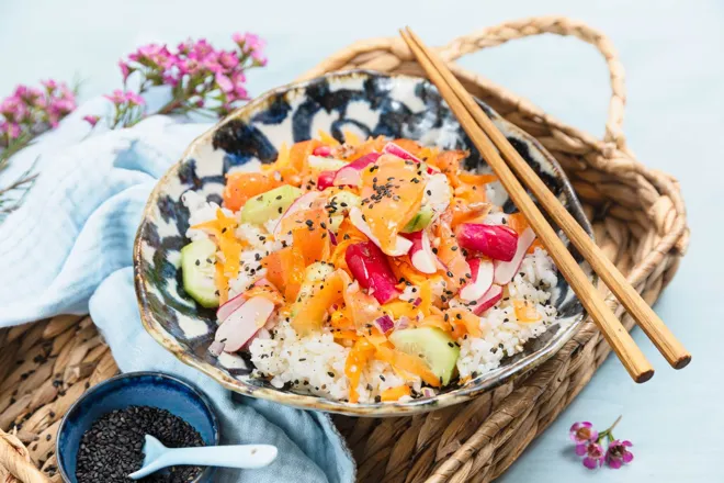 Salade chirashi au saumon fumé, radis et sésame noir