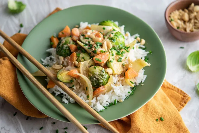 Curry rouge de légumes, cacahuètes et riz basmati