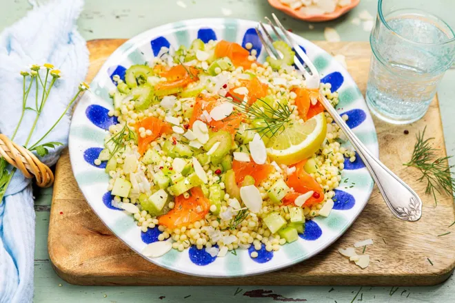Salade de pâtes perlées au saumon fumé, concombre et aneth