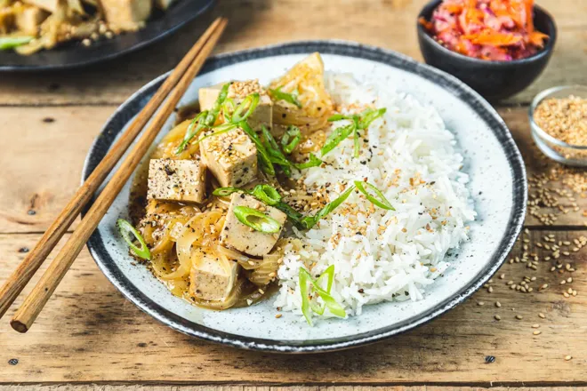 Tofu fumé, sauce soja et condiment japonais au radis bleu