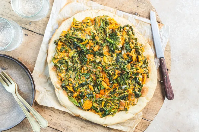 Pizza au chou kale et curry panang (curry épicé à l'arachide)