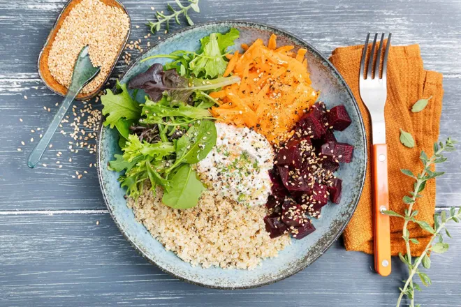 Bowl de rillettes de thon, betterave et quinoa