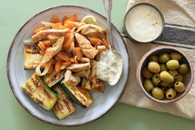 Sauté de dinde, légumes rôtis et sauce aux olives