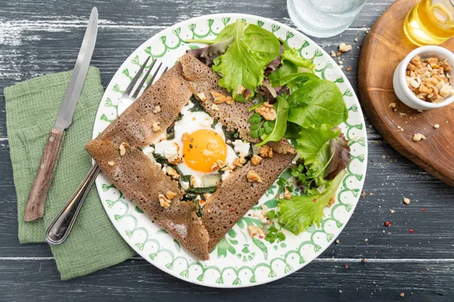 Galette de sarrasin aux blettes, chèvre aux herbes, oeuf et noix