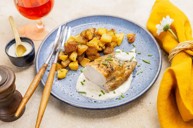 Médaillon de porc, sauce à la fourme d'Ambert et pommes sautées