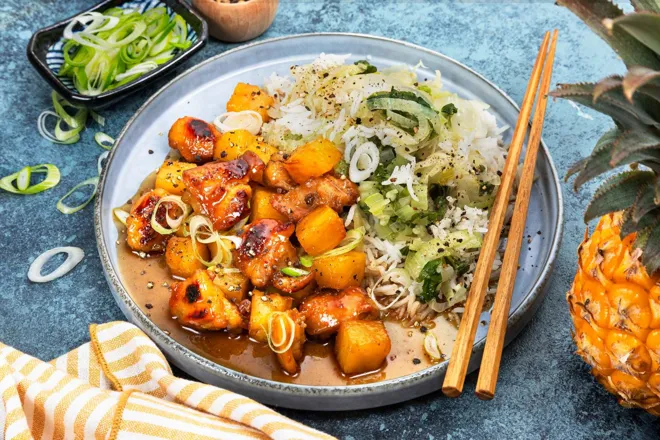 Poulet à l'ananas caramélisés au citron vert, riz au chou pak choy