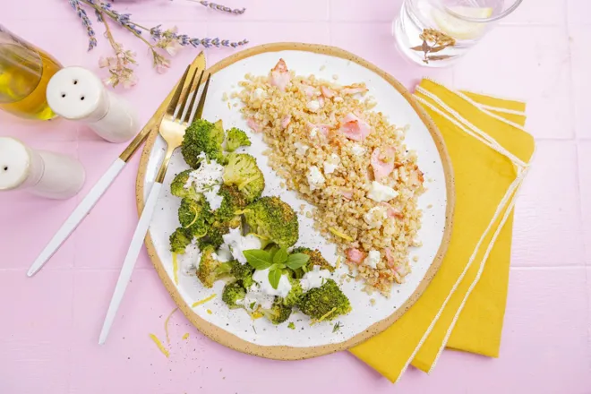 Brocoli acidulé, crème de féta au basilic et poitrine fumée