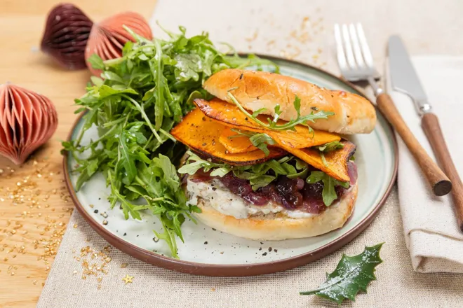 Bagel à l'oignon confit à la figue, chèvre frais aux noix et butternut