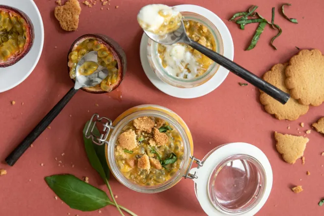 Verrine de faisselle au fruit de la passion et galettes au caramel