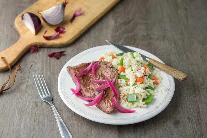 Steaks de bœuf, pickles d'oignon rouge et riz aux légumes