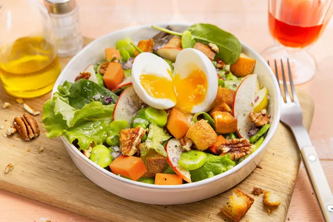 Salade de fèves, mimolette, croûtons à l'ail et noix de pécan