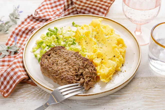 Steak haché de boeuf et purée à la mimolette