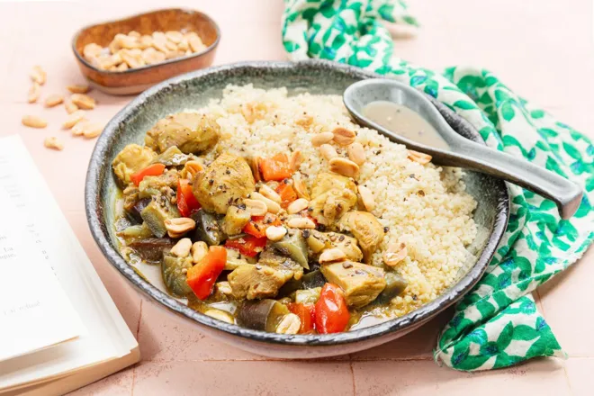 Tajine de poulet, aubergine et poivron aux pruneaux et cacahuètes