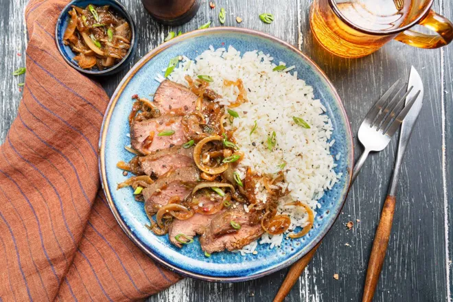 Boeuf aux oignons croquants