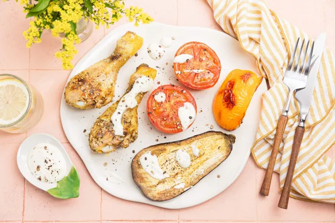 Pilons de poulet au zaatar, sauce toum et légumes du soleil grillés