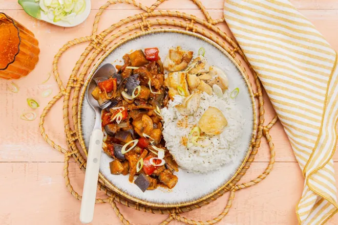 Riz au poulet, aubergines mijotées et sauce tomate-teriyaki