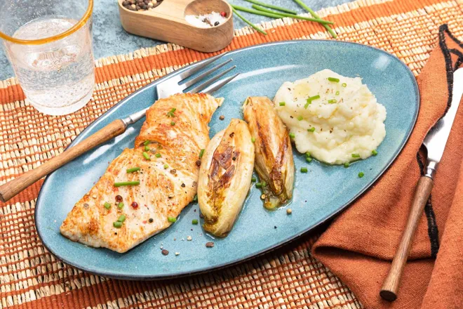 Escalope de dinde, beurre au sel fumé viking, endive braisée et mousseline de topinambours