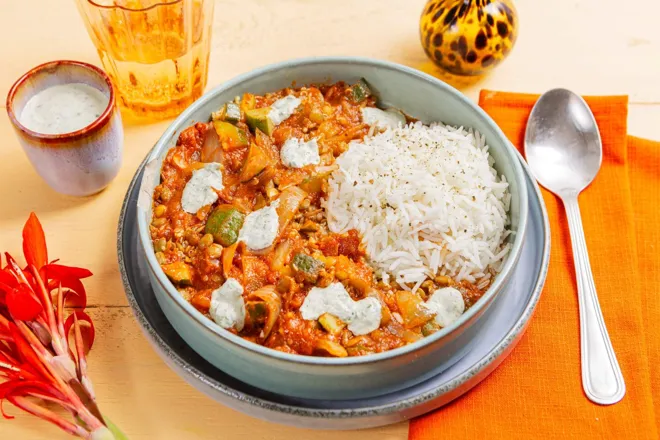 Curry pimenté de quinoa et de lentilles à la courgette