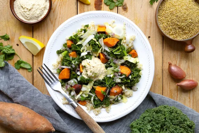 Bowl de boulgour, chou kale, endive et houmous