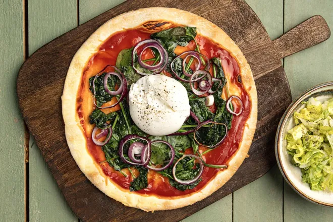 Pizza végétarienne à la burrata, poivre noir fumé et épinards