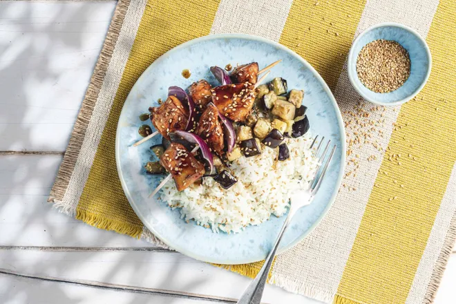 Brochette de poulet pimenté aux 5 épices et aubergine au sésame