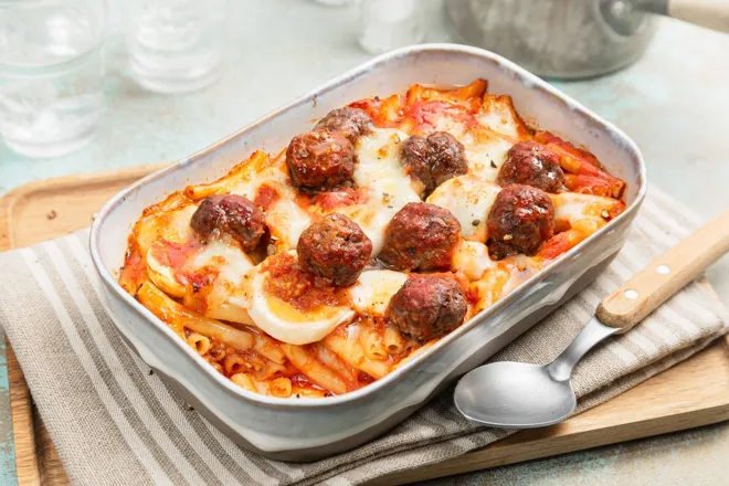 Gratin de macaronis aux boulettes de boeuf et mozzarella