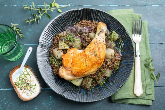 Tout-en-un : Cocotte de poulet, lentilles et chou-rave au garam masala