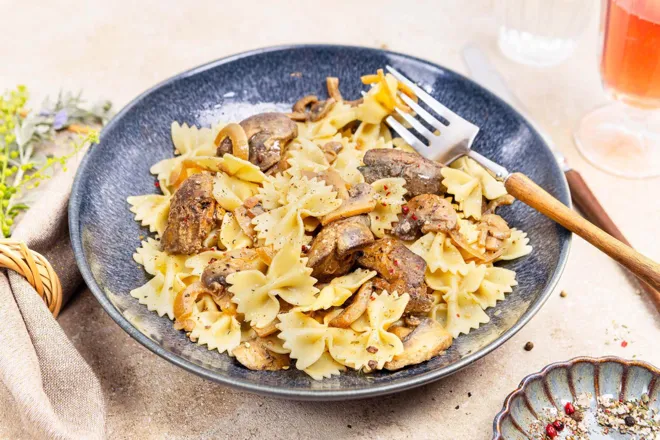 Farfallines au foie de lapin et champignons à la moutarde