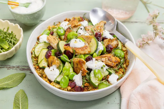Salade de quinoa croustillant aux émincés végétaux, fèves et courgettes grillées