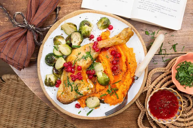 Cuisse de poulet sauce cranberries, patate douce et choux de Bruxelles