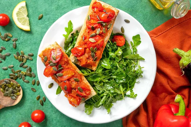 Tartines à l'ajvar (condiment serbe au poivron)