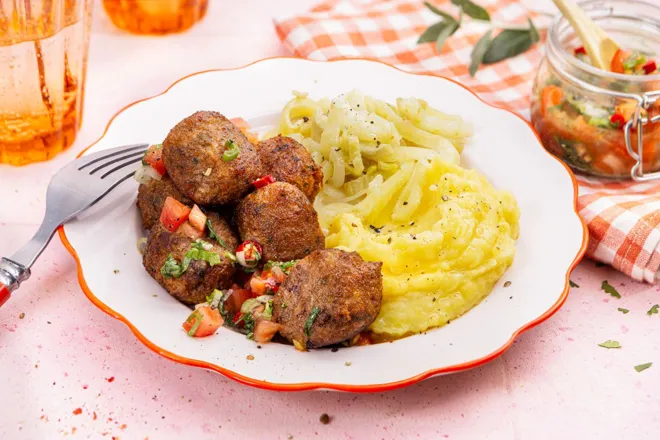Accras de morue, sauce pimentée et fenouil sauté