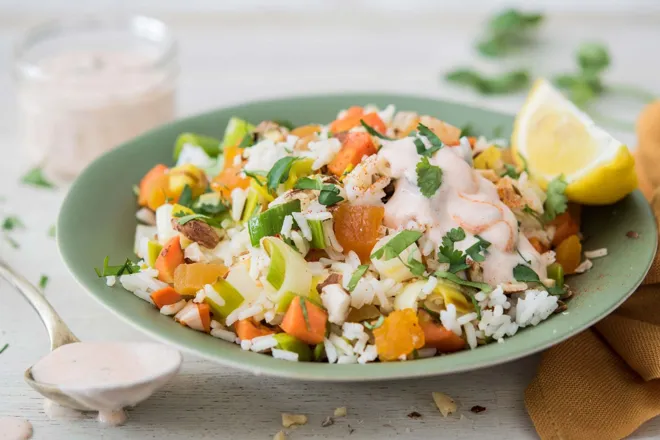 Riz biryani aux légumes et sauce au yaourt