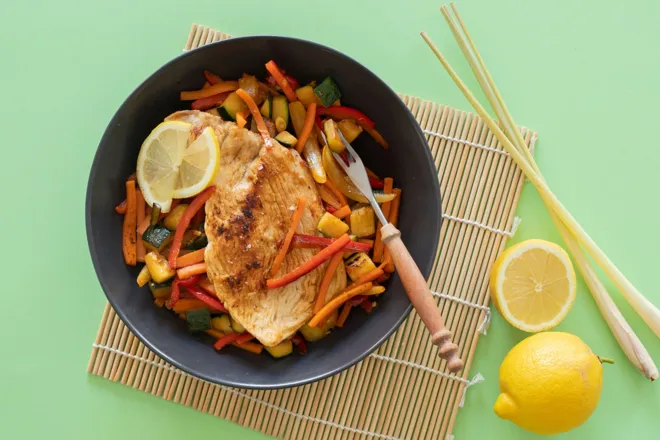 Escalopes de dinde et sauté de légumes à la citronnelle