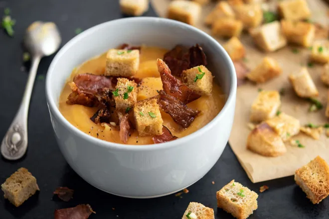 Soupe de légumes, croûtons persillés et speck croustillant