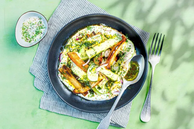 Salade de concombre/courgette au piment chipotle, yaourt grec et aneth