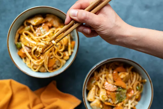 Sauté au poulet et nouilles à la sichuanaise