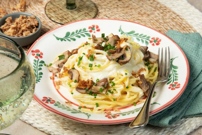 Spaghetti frais à la crème de panais, champignons de Paris bruns, parmesan et oignons frits
